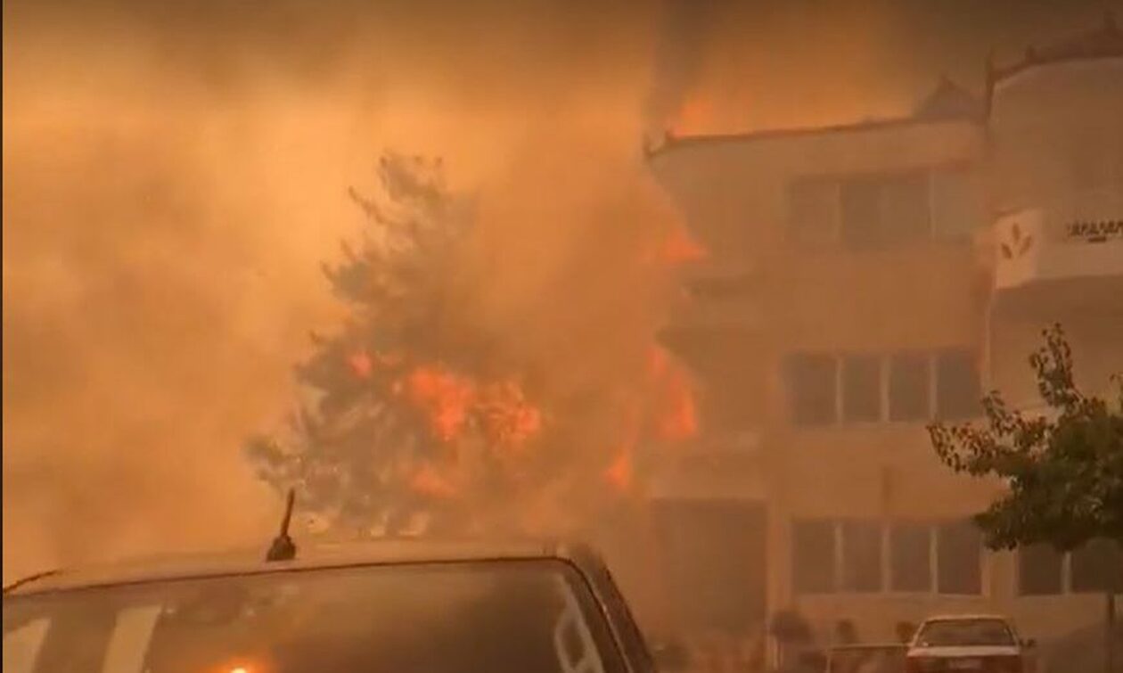 Δραματικές ώρες στη Φυλή - Σπίτι παραδίδεται στις φλόγες και κάτοικοι τρέχουν να σωθούν