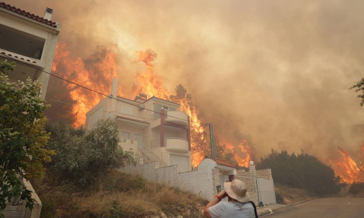 Φωτιά στη Φυλή: Στις φλόγες σπίτια, κάτοικοι παλεύουν με τα πύρινα μέτωπα - Φωτογραφίες του Newsbomb