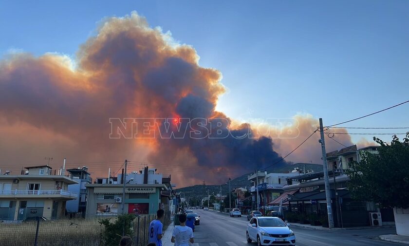 Φωτιά τώρα: Διώχνουν τους κατοίκους δίπλα από το στρατόπεδο «Καποτά» στο Μενίδι
