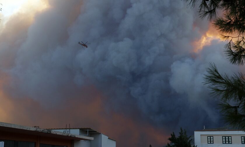 Φωτιά στην Πάρνηθα: Ξεκίνησαν οι εναέριες ρίψεις - Προσπάθειες να μην φτάσει στον Εθνικό Δρυμό