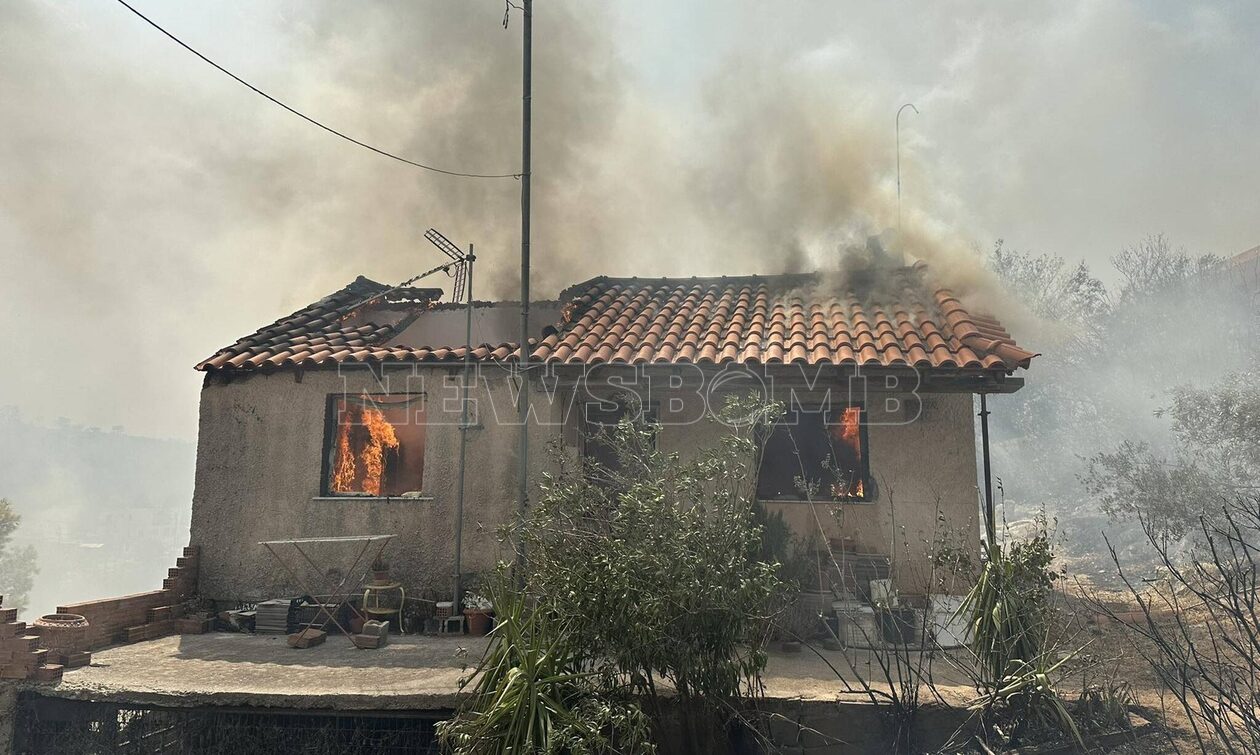 Φωτιά στην Πάρνηθα: Οι φλόγες έφτασαν στα σπίτια - Η πυρκαγιά κατευθύνεται προς Εθνικό Δρυμό