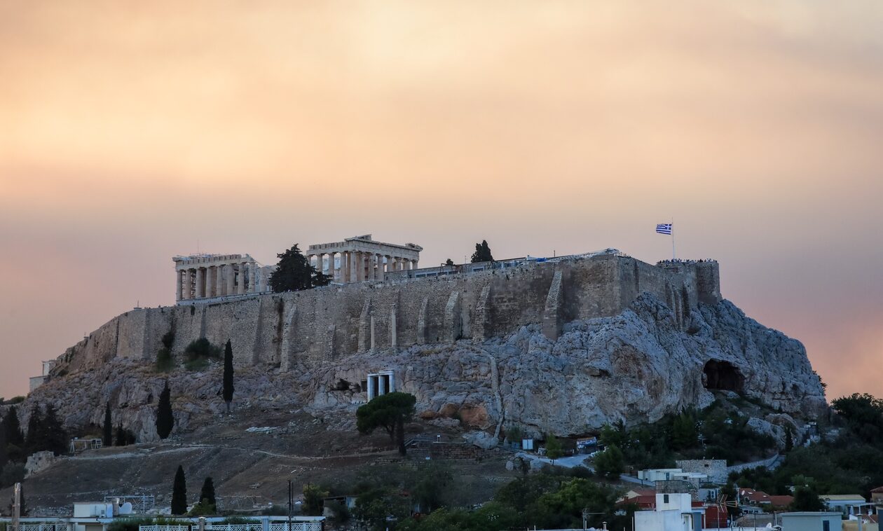 Φωτιές: Πυκνοί καπνοί κάλυψαν την Ακρόπολη – Μυρωδιά καμένου σε όλη την Αθήνα