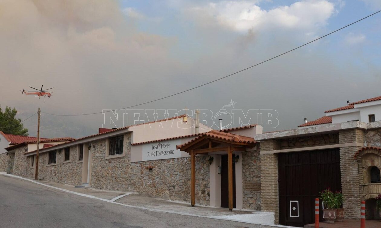 Φωτιά στην Πάρνηθα: Εκκενώθηκαν τρία γηροκομεία και το μοναστήρι της Αγίας Παρασκευής
