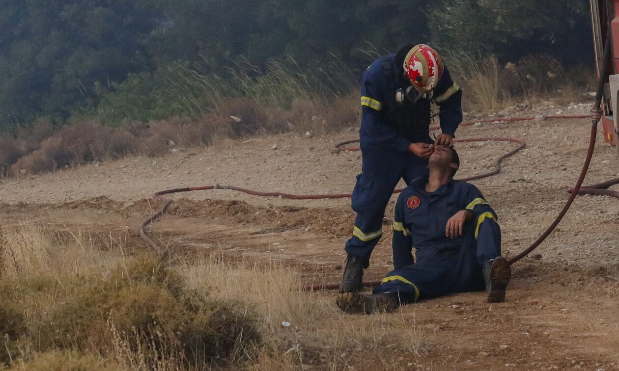 Φωτιά στην Πάρνηθα: Πυροσβέστης βοηθά συνάδελφό του στο πύρινο μέτωπο