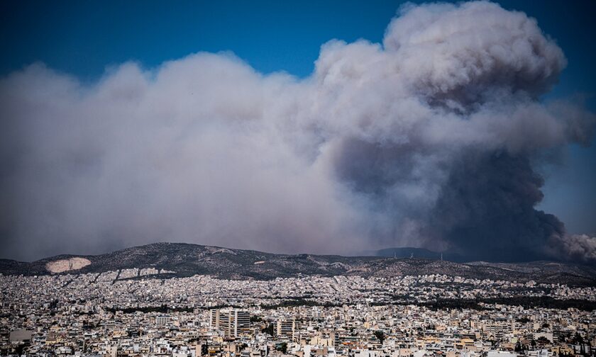 Φωτιά στην Πάρνηθα:  Καθηλωτική εικόνα - Μαύρισε ο ουρανός της Αθήνας από τους καπνούς