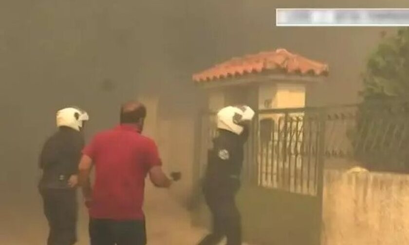Συγκλονιστική στιγμή στη φωτιά στην Πάρνηθα: Αστυνομικός ψάχνει για εγκλωβισμένους σε σπίτι