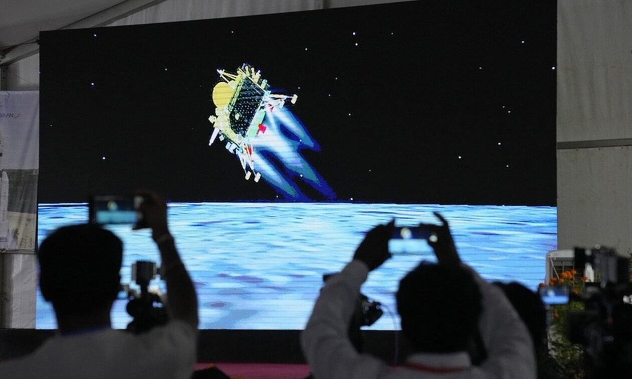 Ο ινδικός πύραυλος Chandrayaan-3 προσεληνώθηκε με επιτυχία στον Νότιο Πόλο της Σελήνης