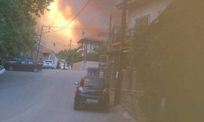 Φωτιά στην Εύβοια: Μήνυμα από το 112 για το Κοντοδεσπότι - «Εκκενώστε την περιοχή»