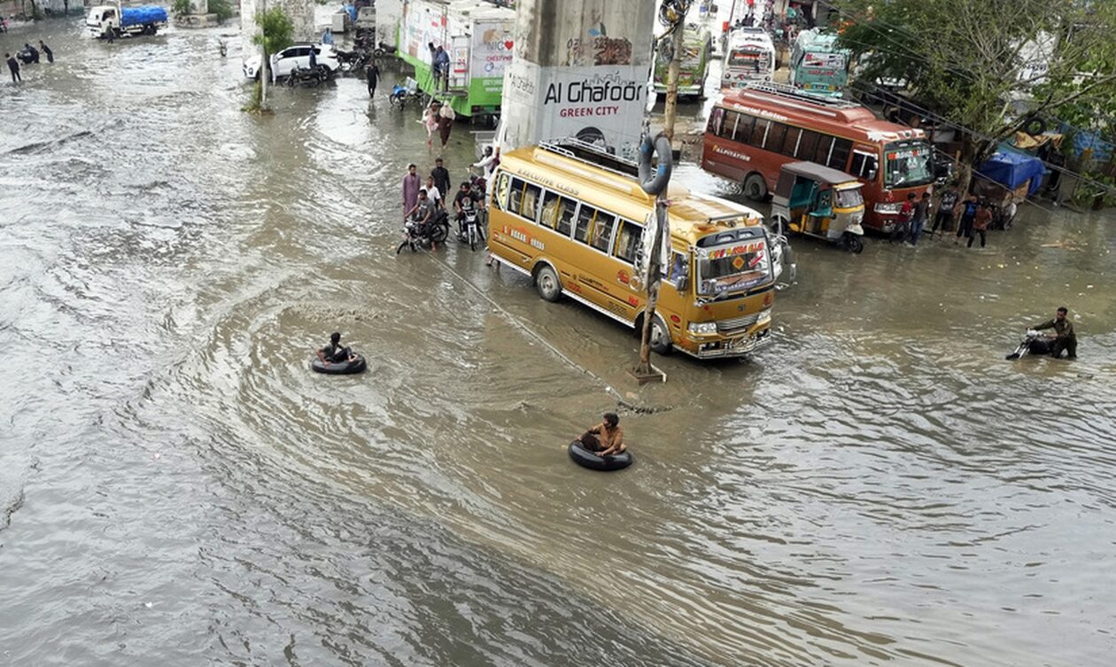 Πλημμύρες στο Πακιστάν: 100.000 άνθρωποι απομακρύνθηκαν από τις εστίες τους
