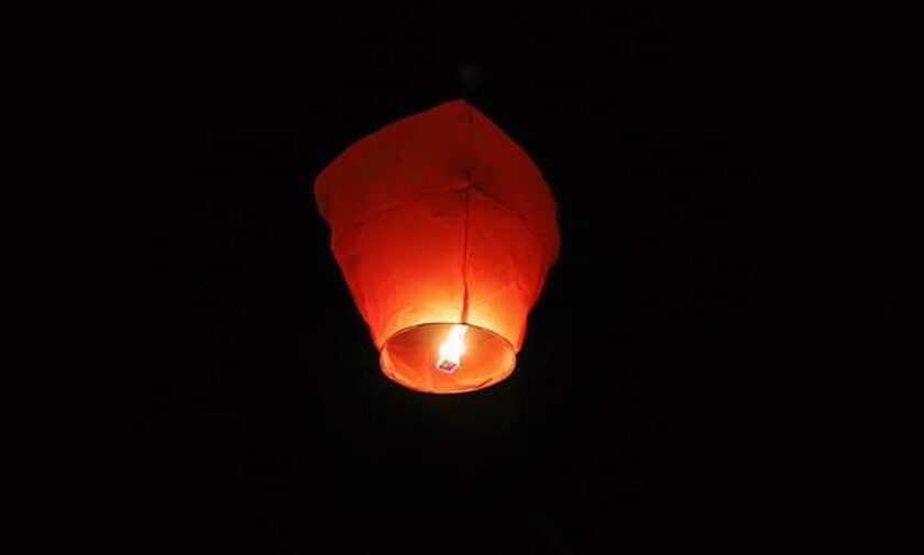 Χίος: Ιπτάμενα φαναράκια – αερόστατα σε γάμο, την ώρα που καίγεται η Ελλάδα