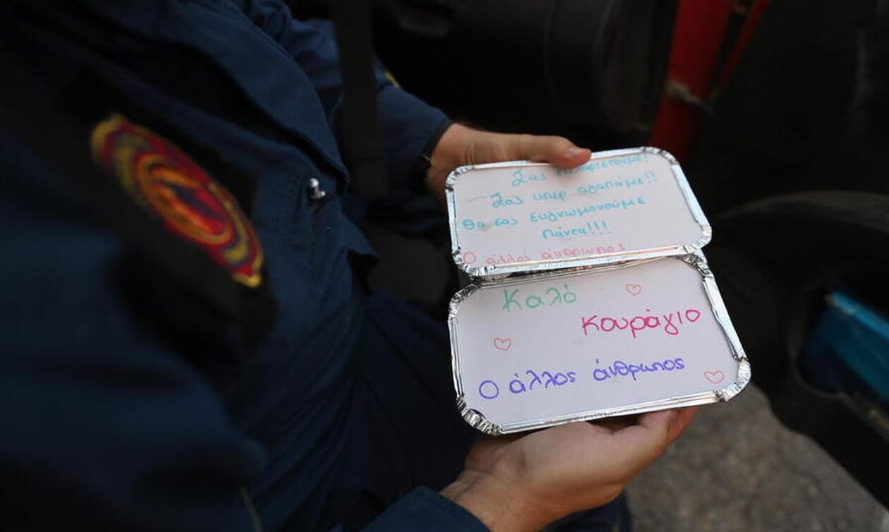Φωτιά στην Αλεξανδρούπολη: Συγκινούν τα μηνύματα στα πακέτα με το φαγητό των πυροσβεστών