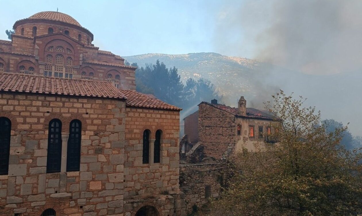 Όσιος Λουκάς: Η φωτιά έκαψε ιστορικά κτήρια στο μνημείο της UNESCO