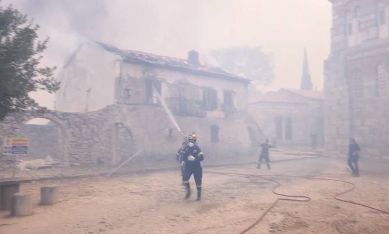 Φωτιά-Βοιωτία: Συγκλονιστικό βίντεο από τη μάχη των πυροσβεστών στην ιστορική Μονή του Οσίου Λουκά