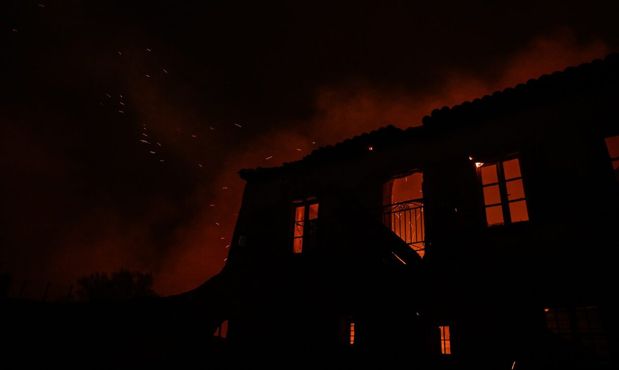 Φωτιά στη Βοιωτία: Ολονύχτια μάχη με τις φλόγες - Σώθηκε η Μονή του Οσίου Λουκά