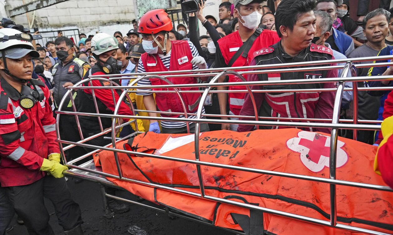 Πυρκαγιά στην Ινδονησία:  Δύο άνθρωποι σκοτώθηκαν και περισσότερα από 150 σπίτια καταστράφηκαν