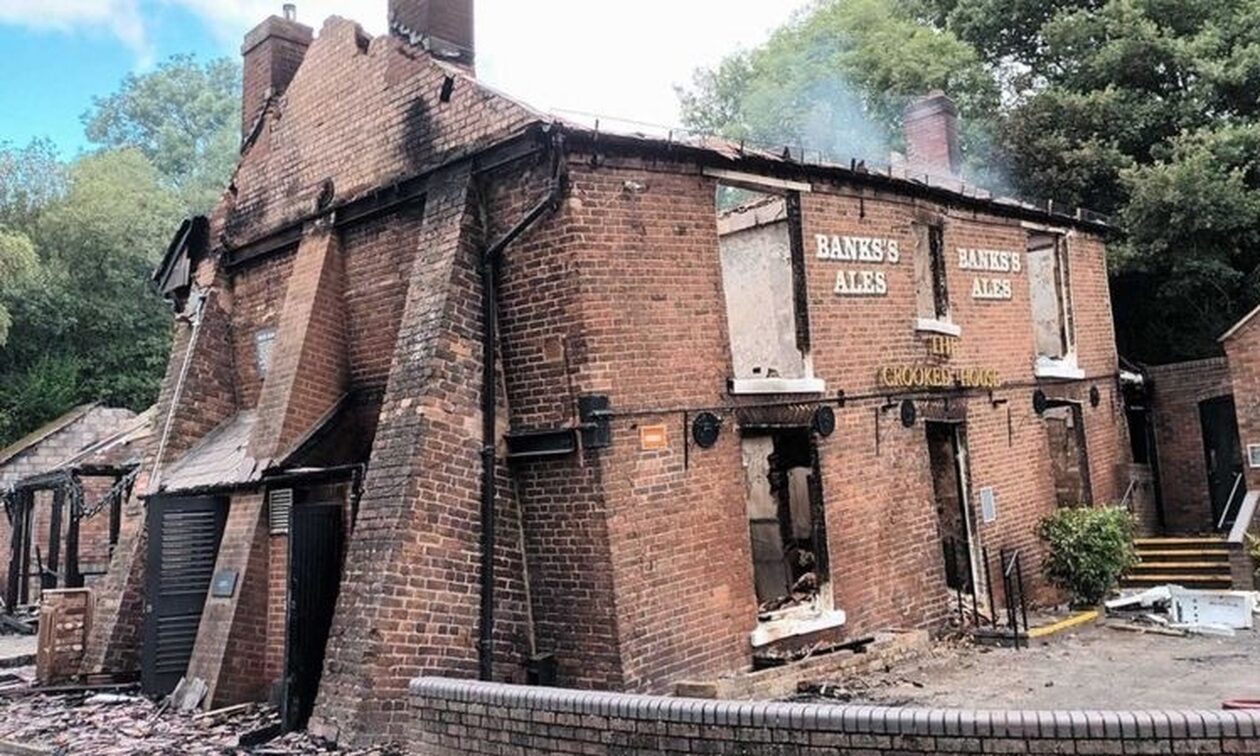 Βρετανία: Συλλήψεις για την πυρκαγιά που κατέστρεψε ολοσχερώς την ιστορική παμπ Crooked House