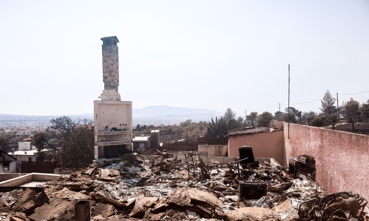 Εικόνες καταστροφής στην Πάρνηθα - Ζημιές σε κατοικίες και σε αυτοκίνητα