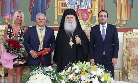 Η Εκκλησία της Κύπρου βράβευσε τον Γερουσιαστή Ρόμπερτ Μενέντεζ