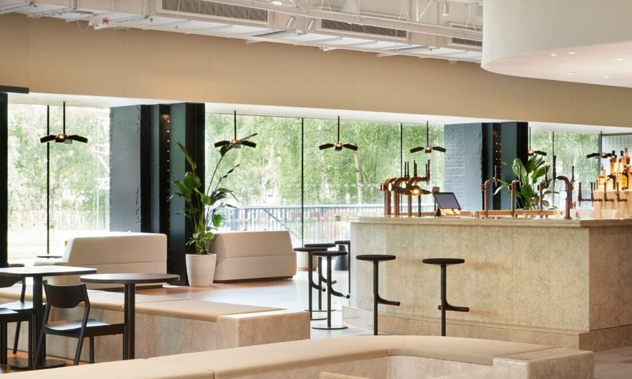 Το καφέ Corner της Tate Modern λειτουργεί πλέον και ως late-night bar