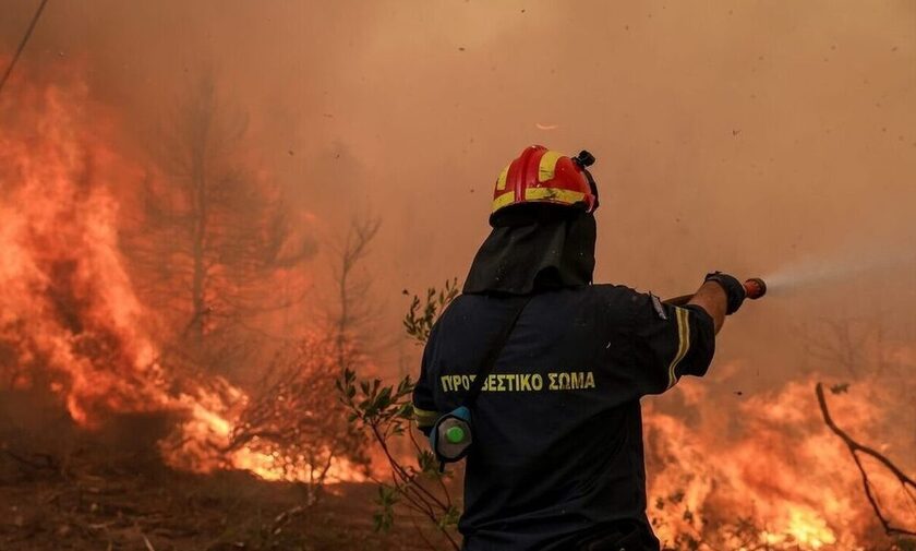 Υπό μερικό έλεγχο οι πυρκαγιές σε Βάρη, Βούλα, Κορωπί, Γραμματικό και Χίο