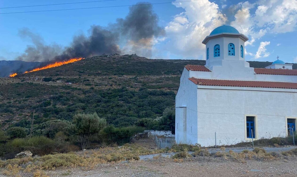Φωτιά στην Άνδρο: Στη μάχη και Γάλλοι πυροσβέστες – Ισχυροί άνεμοι στο νησί με ριπές 100km