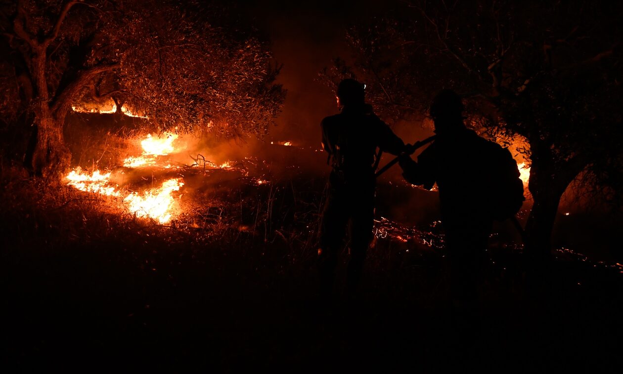 Φωτιές: Μαίνεται το μέτωπο στην Άνδρο – Αναζωπυρώσεις σε Πάρνηθα, Έβρο – Κίνδυνος και την Κυριακή