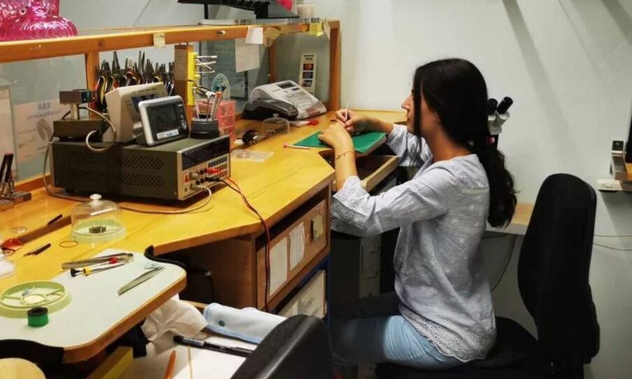 Αγγελική Ταγκαλάκη: Η μοναδική γυναίκα που επισκευάζει ρολόγια στη Θεσσαλονίκη