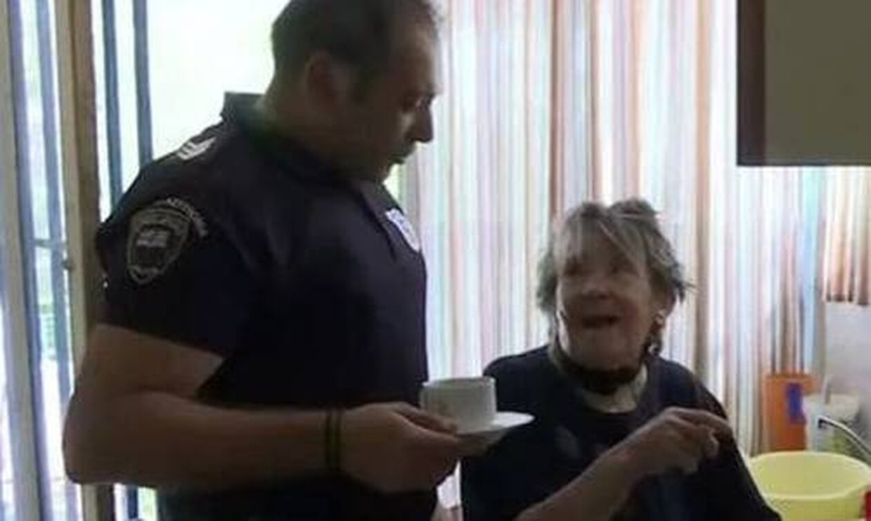 Συγκινητικές στιγμές: Η κ. Τούλα έφτιαξε τελικά καφέ στους αστυνομικούς που την έσωσαν (vid)