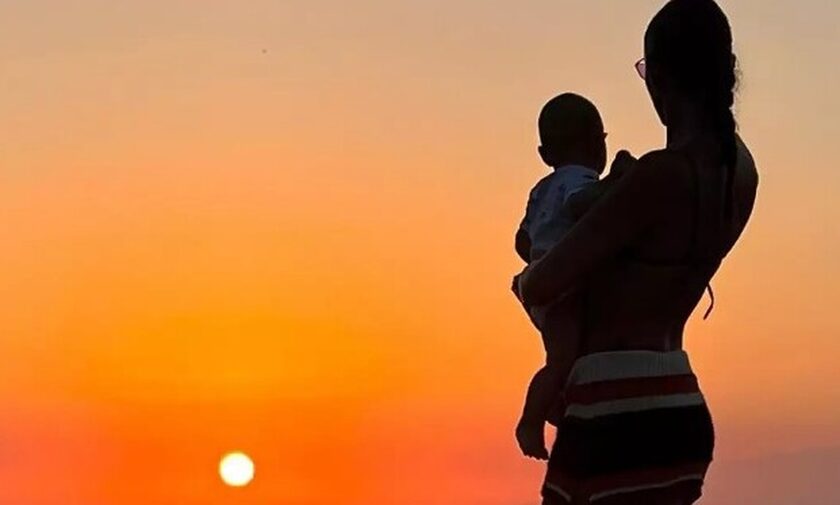 Ελένη Φουρέιρα: Ποζάρει αγκαλιά με τον γιο της με φόντο το ηλιοβασίλεμα