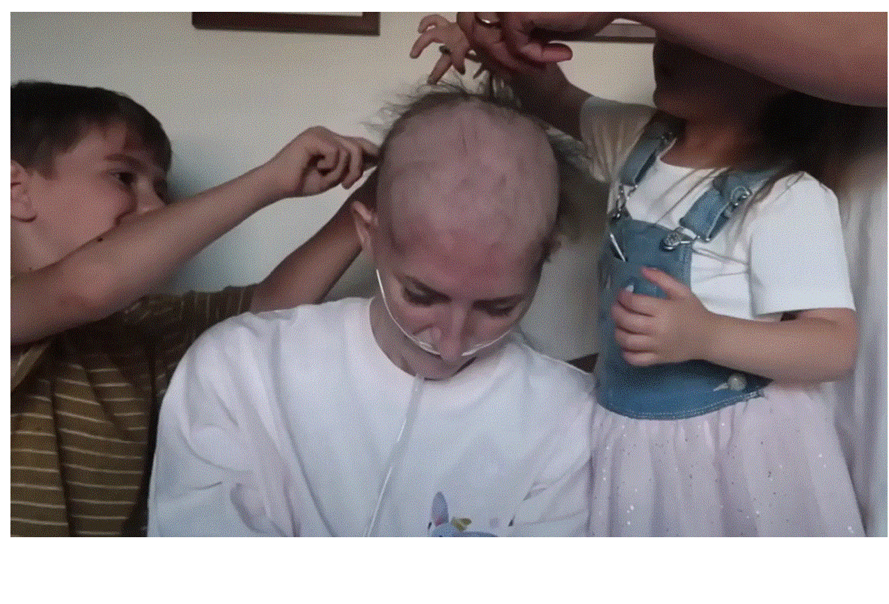 ΗΠΑ: Ραγίζει καρδιές καρκινοπαθής μητέρα - Της ξύρισαν το κεφάλι τα παιδιά της - «Ένιωσα όμορφη»