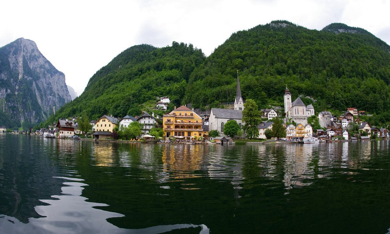Αυστρία: Οι κάτοικοι παραμυθένιου χωριού στις Άλπεις διαδηλώνουν κατά του μαζικού τουρισμού