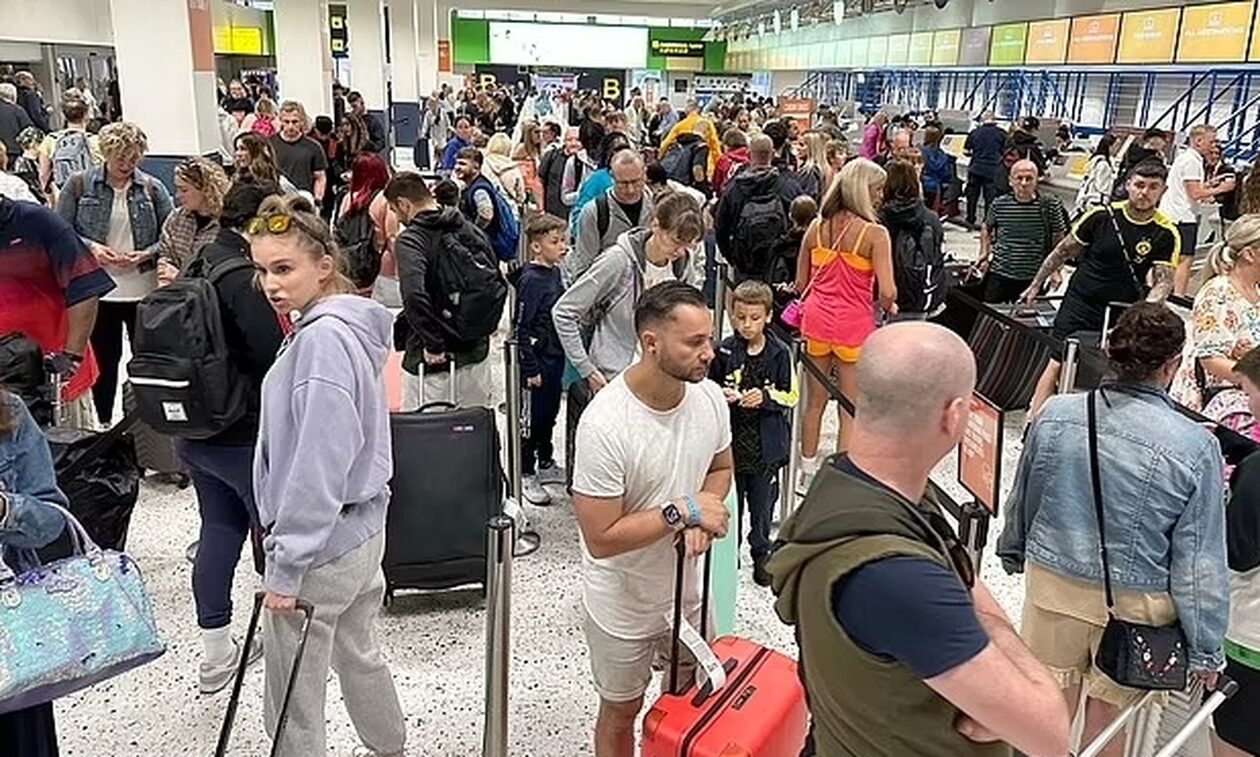 Βρετανία: Χιλιάδες ταξιδιώτες εγκλωβισμένοι σε αεροδρόμια - Προβλήματα και στην Ελλάδα