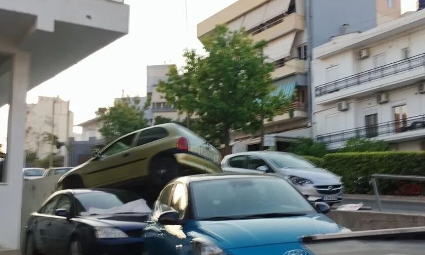 Κινηματογραφικό τροχαίο στο Ηράκλειο: «Καβάλησε» δύο σταθμευμένα αυτοκίνητα σε αυλή σπιτιού