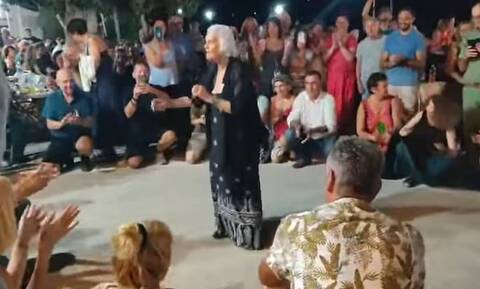 Ικαρία: Μία 93χρονη χόρεψε ζεϊμπέκικο και έγινε viral – Βίντεο