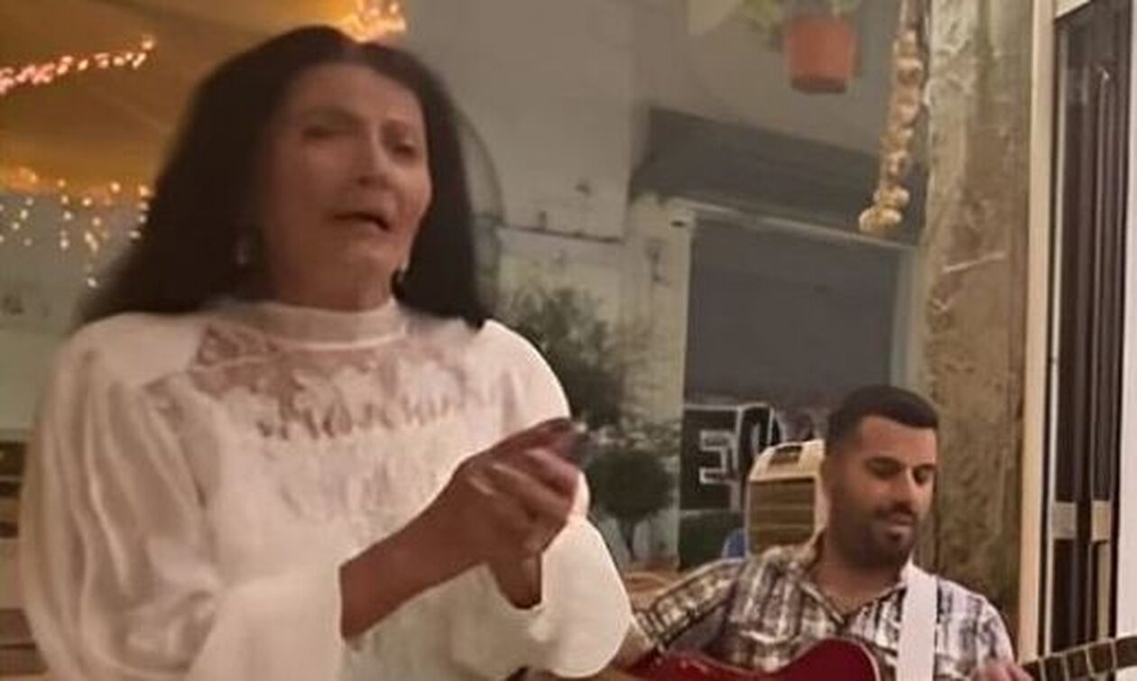 Ζωζώ Σαπουντζάκη: Χόρεψε και τραγούδησε σε εστιατόριο της Αθήνας