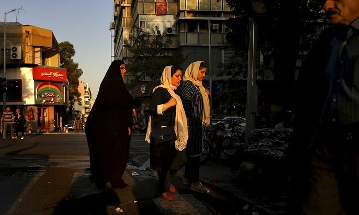 Ιρανή δημοσιογράφος συνελήφθη επειδή εμφανίστηκε δημοσίως χωρίς μαντήλα