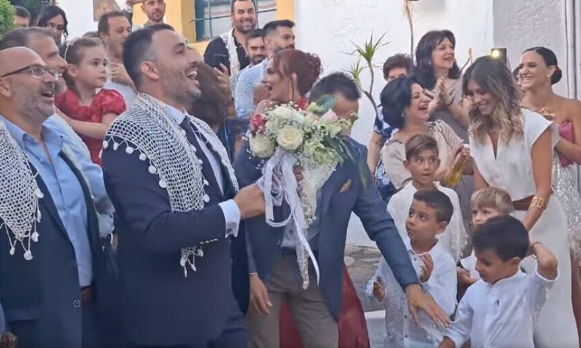 Όμορφες εικόνες Κρήτης: Ο γαμπρός πήρε… τραγουδιστά τη νύφη από το σπίτι της!