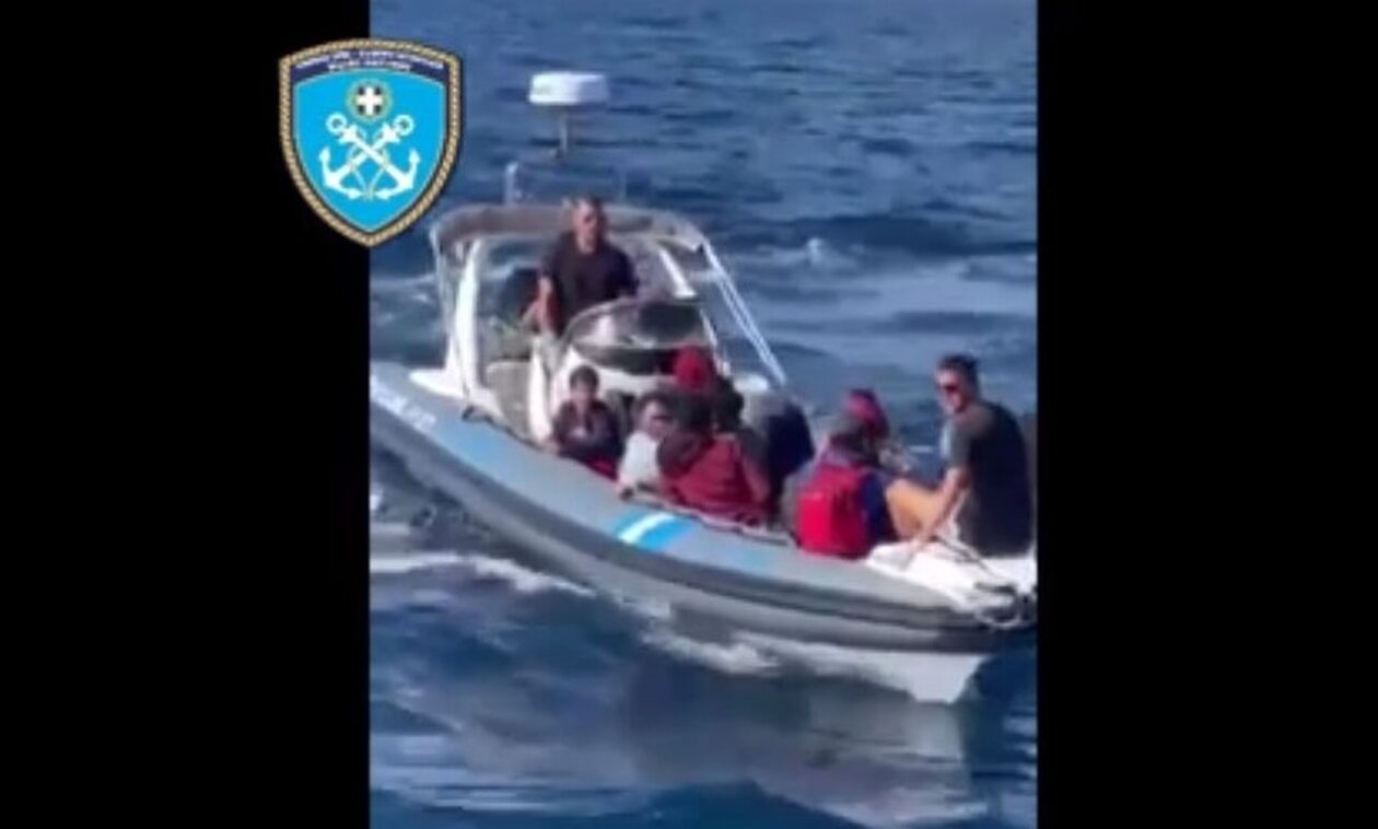 Λιμενικό: Επιχείρηση απεγκλωβισμού 24 ατόμων σε βραχώδη θαλάσσια περιοχή στις Οινούσσες (vid)