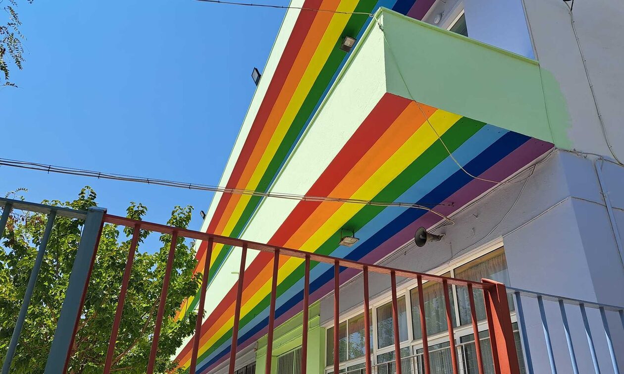 Σάλος στην Κόρινθο: Έβαψαν δημοτικό σχολείο στα χρώματα των ΛΟΑΤΚΙ - Έντονες αντιδράσεις από γονείς