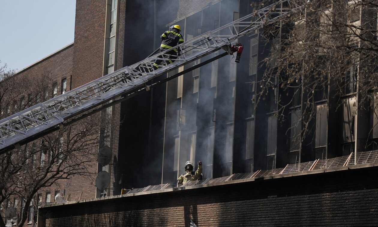 Πυρκαγιά στο Γιοχάνεσμπουργκ: Επιζώντες πηδούσαν από τα παράθυρα για να σωθούν - Στους 74 οι νεκροί