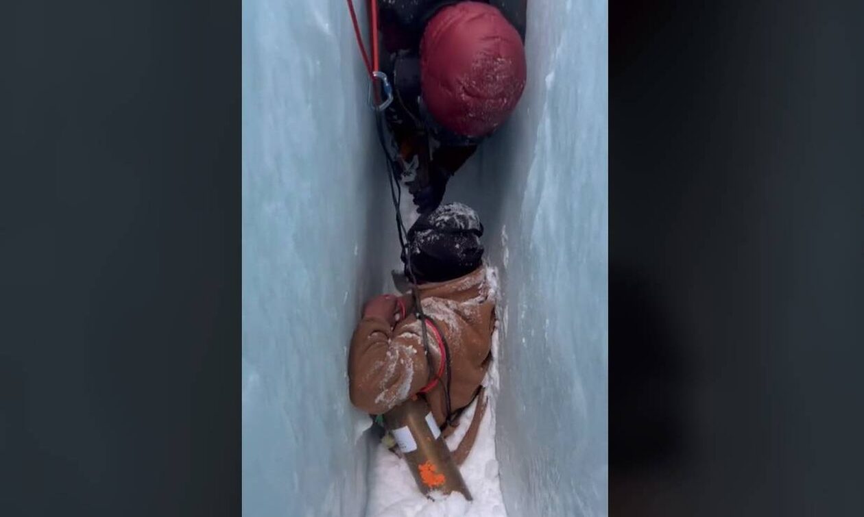 Έβερεστ: Συγκλονιστικά πλάνα από την διάσωση ορειβάτη - Είχε «θαφτεί» από χιόνι σε χαράδρα (vid)