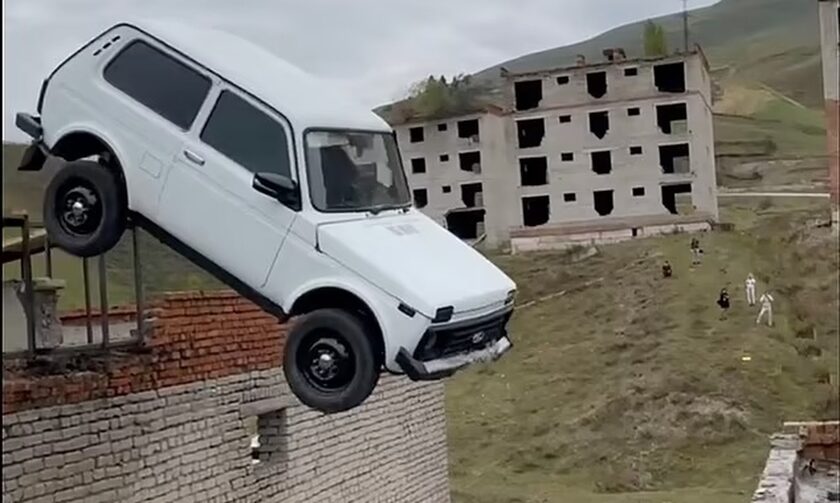 Ρωσία: Άγιο… είχε κασκαντέρ που πήγε να πηδήξει με αυτοκίνητο από μία ταράτσα σε άλλη – Βίντεο