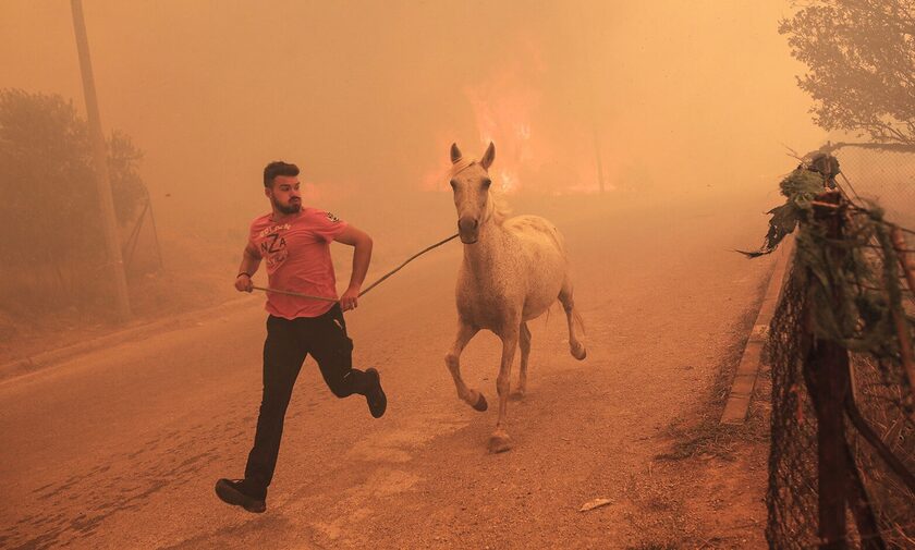 Οι φωτιές στην Ελλάδα μεταξύ των ακραίων καιρικών φαινομένων που έπληξαν τον πλανήτη το καλοκαίρι