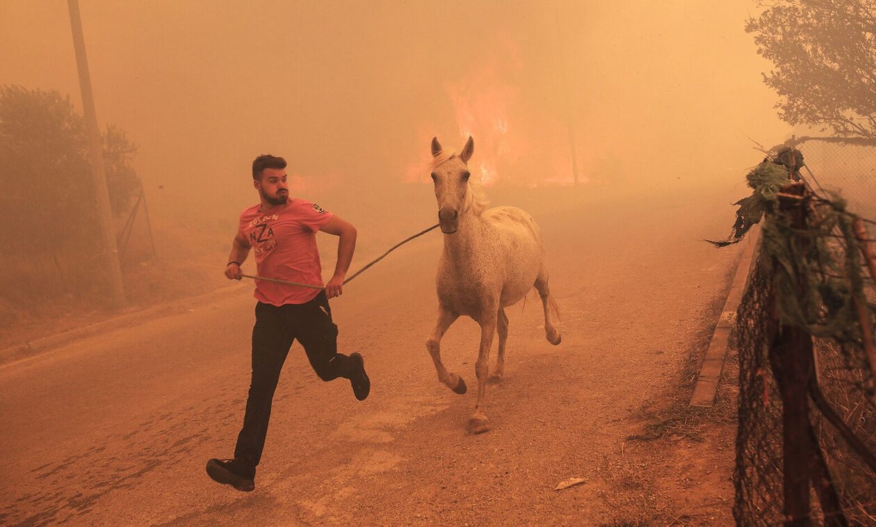Οι φωτιές στην Ελλάδα μεταξύ των ακραίων καιρικών φαινομένων που έπληξαν τον πλανήτη το καλοκαίρι
