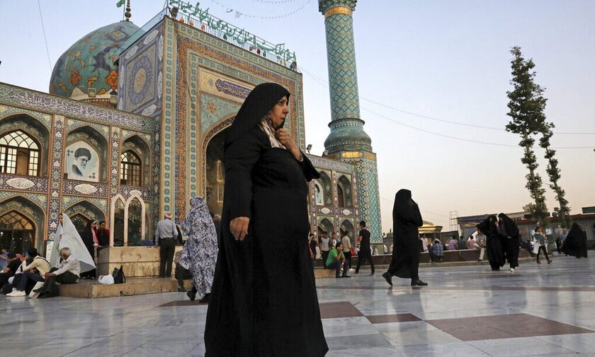 Ιράν: Η γυναίκα που δέχθηκε άγρια επίθεση από αστυνομικό για τη μαντήλα σπάει τη σιωπή της (vid)