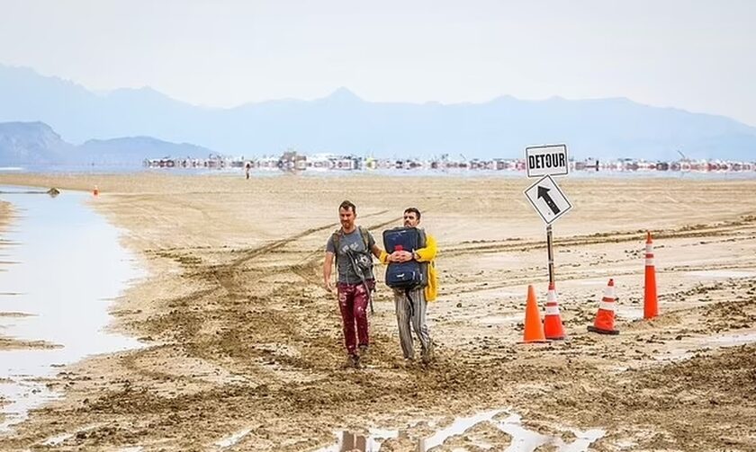 Burning Man: Χιλιάδες επισκέπτες παγιδευμένοι στην έρημο της Νεβάδα - Ένας νεκρός