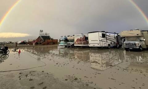 Η καταρρακτώδης βροχή μετέτρεψε το Burning Man σε λασπόλουτρο