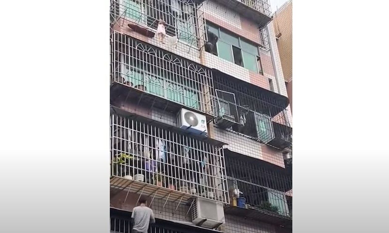 Κίνα: Δραματική διάσωση παιδιού που κρεμόταν από τον πέμπτο όροφο πολυκατοικίας