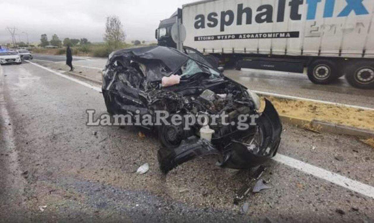Λαμία: Τραγικό τροχαίο δυστύχημα - Νταλίκα «διέλυσε» δύο αυτοκίνητα, μία γυναίκα νεκρή