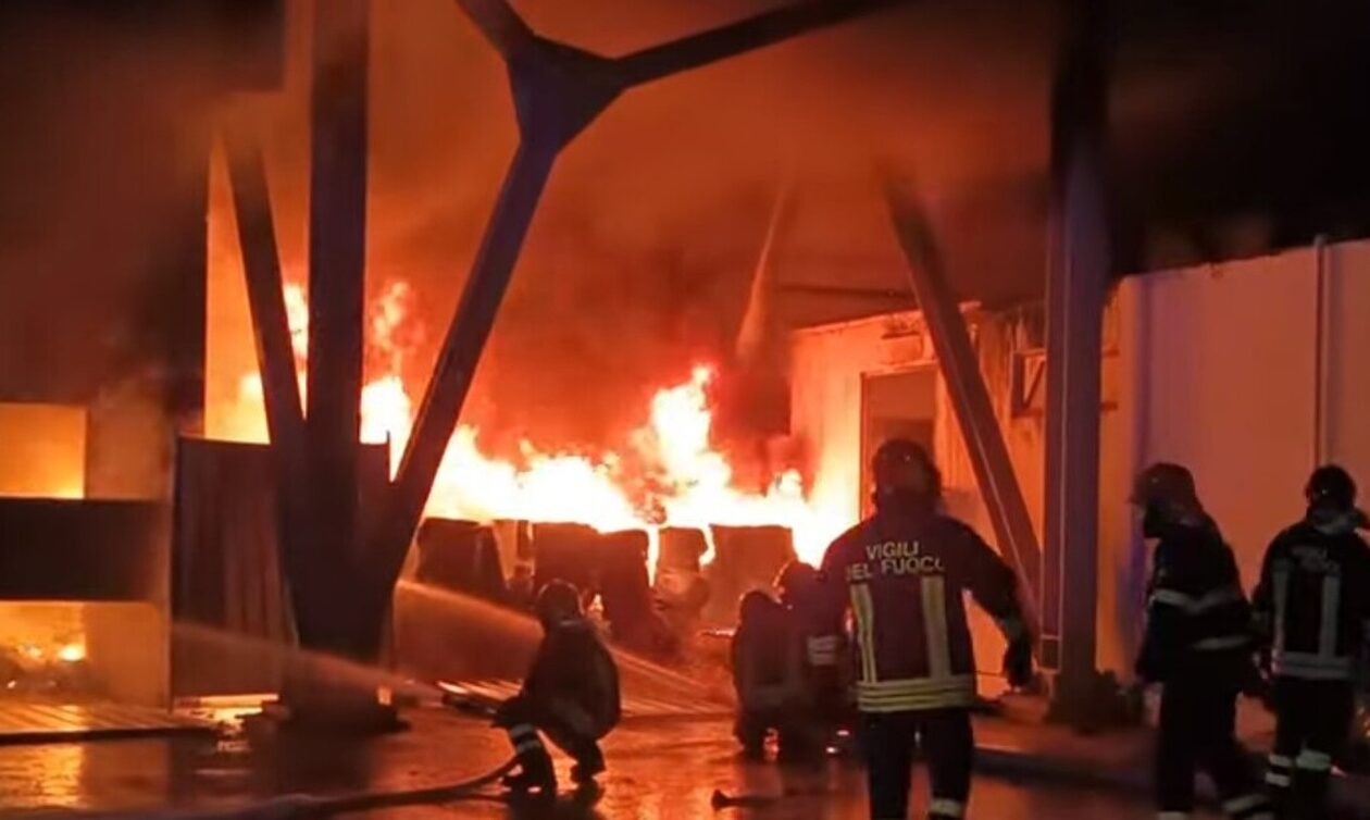 Ιταλία: Οπαδοί έβαλαν φωτιά σε στάδιο μετά από αγώνα 3ης κατηγορίας - Σκληρές εικόνες (vids)